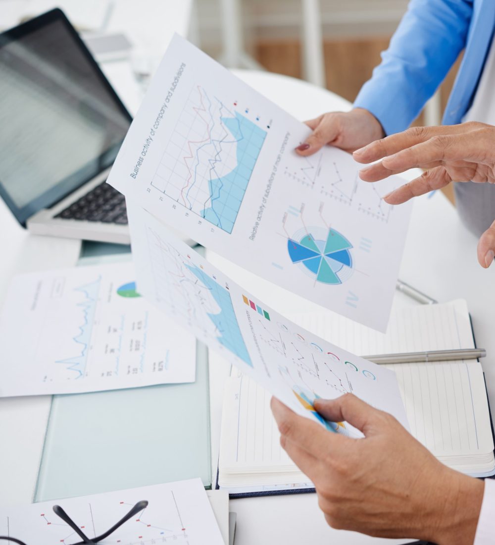 Close-up image of coworkers discussing business charts and graphs at the meeting SSUCv3H4sIAAAAAAAEAJ1SwW7jIBC9r9R/iHwOEtgYQ3+l6mGAIUV1QmRIu6sq/96xHXbpdU/w3rwZ3gzz9fTrcOgs5Oi658PXigjHeb7lskCJ6UI0Pz549LGkJcK8kit33yJdLlBuGXNTQvTDEgiLmmvjKZfk3q9vqSQKDDXgF4RzLvGMrTyQao7QCq/xd/lJLJhz2MuJxo6Dgify+cNQ7fFlx4ca2IKUQaGuOzZcvtmNq9T9+N+Z++W1+oYTXtyf1du9cb3gjLAP8aV6tii5HDXrteZMOtczawAY1wKsd2EC39eXuwmM650ybJiCZXLwhsQ+sDEYbpT0buz5P7FGTmLBJh+QSQGeAbfIUCNgMBNyo/+KOfARhAamxEQ2Jj8w7deHtFUw9GEYldya3Tvs3j8LLudt+I/ePqLH1GC4+Ziaz/lIDuY1YWgGcl2ii5dTk5bKGy4NdrSl6dwQl1S2AT7+o/O0CSsUg5CjEiOdnPOeLl3dXFrJ6Fuv0a8ZHmjIfnIsaKOYVMoyA5YzqjApHTTV6Knn+zc6cazGQQMAAA==