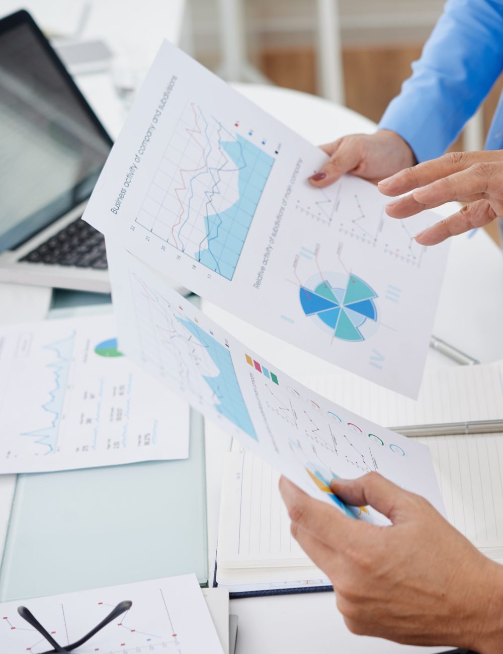 Close-up image of coworkers discussing business charts and graphs at the meeting SSUCv3H4sIAAAAAAAEAJ1SwW7jIBC9r9R/iHwOEtgYQ3+l6mGAIUV1QmRIu6sq/96xHXbpdU/w3rwZ3gzz9fTrcOgs5Oi658PXigjHeb7lskCJ6UI0Pz549LGkJcK8kit33yJdLlBuGXNTQvTDEgiLmmvjKZfk3q9vqSQKDDXgF4RzLvGMrTyQao7QCq/xd/lJLJhz2MuJxo6Dgify+cNQ7fFlx4ca2IKUQaGuOzZcvtmNq9T9+N+Z++W1+oYTXtyf1du9cb3gjLAP8aV6tii5HDXrteZMOtczawAY1wKsd2EC39eXuwmM650ybJiCZXLwhsQ+sDEYbpT0buz5P7FGTmLBJh+QSQGeAbfIUCNgMBNyo/+KOfARhAamxEQ2Jj8w7deHtFUw9GEYldya3Tvs3j8LLudt+I/ePqLH1GC4+Ziaz/lIDuY1YWgGcl2ii5dTk5bKGy4NdrSl6dwQl1S2AT7+o/O0CSsUg5CjEiOdnPOeLl3dXFrJ6Fuv0a8ZHmjIfnIsaKOYVMoyA5YzqjApHTTV6Knn+zc6cazGQQMAAA==